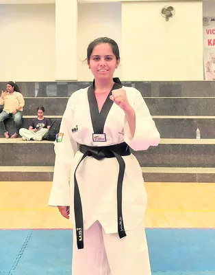 తైక్వాండో పోటీల్లో  అస్మితకు గోల్డ్‌ మెడల్‌
