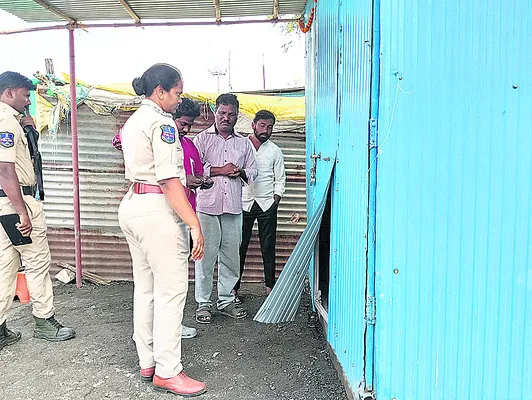 ముధోల్‌లోని నాలుగు దుకాణాల్లో చోరీ