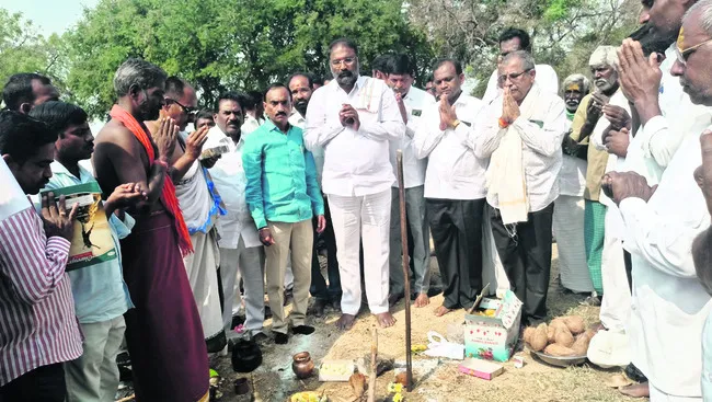 ఆస్పత్రి నిర్మాణంలో వేగం పెంచాలి 