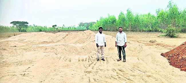 60 ట్రాక్టర్ల ఇసుక సీజ్‌