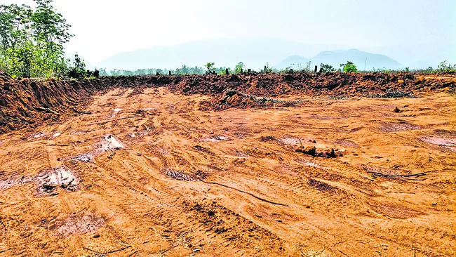 ఏపీఐఐసీ భూముల్లో మట్టి, గ్రావెల్‌ తవ్వకాలు 