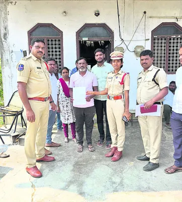 కనకాపూర్‌లో ఇంట్లో..