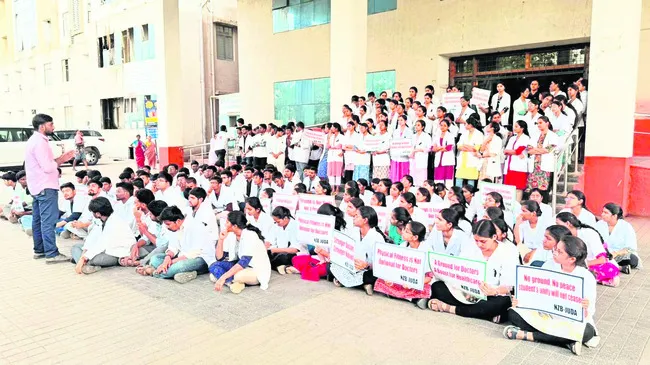 కొనసాగుతున్న జూడాల నిరసన 