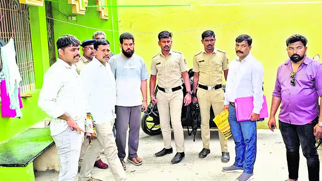 కర్ణాటక మోస్ట్‌ వాంటెడ్‌ క్రిమినల్‌ ఇంట్లో సోదాలు 