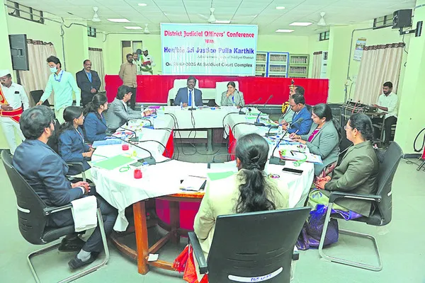 పెండింగ్‌ కేసులు పరిష్కరించండి 