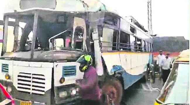 ఆర్టీసీ బస్సును ఢీకొట్టిన లారీ