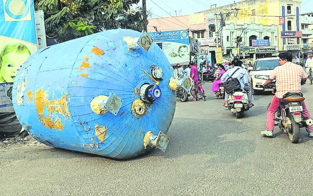 రోడ్డుపై పడిన రియాక్టర్‌ 