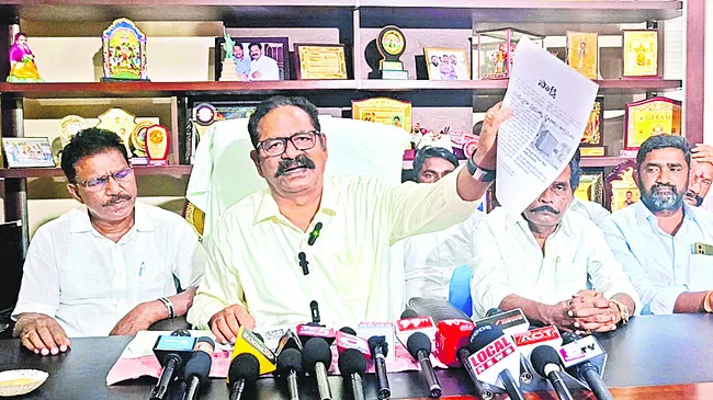 సర్కారు భూముల ఆక్రమణపై చర్యలు శూన్యం 