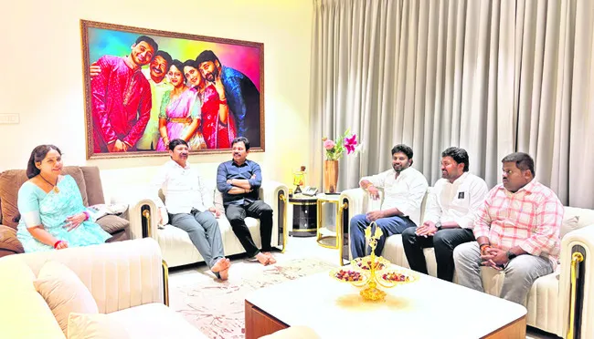 మాజీ మంత్రి జోగి రమేష్‌కు పరామర్శ 