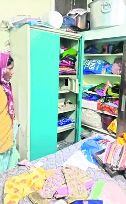 సొమ్మంతా ఊడ్చుకెళ్లారు 