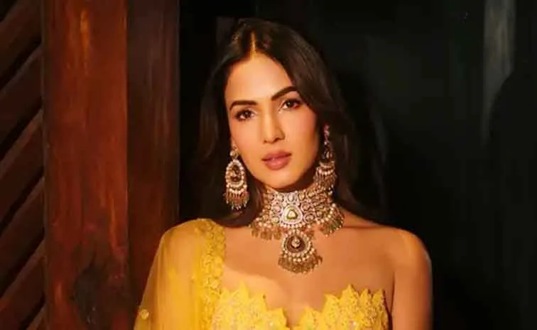 Sonal Chauhan stranded in Dubai, Seeks Help to Get Back Home’