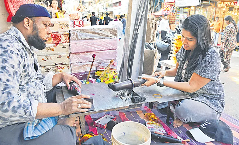 young woman makes custom bangles live at lad bazaar charminar