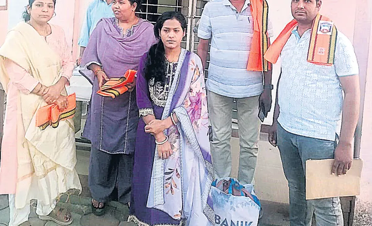 ‘నన్ను కాపాడండి’ అంటూ భర్తకు ఫోన్‌..!