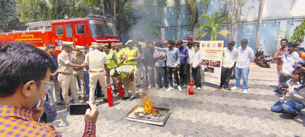 యువత స్పందించేలా.. సివిల్ డిఫెన్స్ వాలంటీర్ ట్రైనింగ్