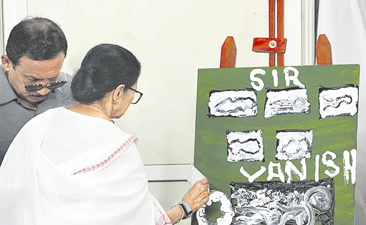 Mamata Banerjee continues dharna in Kolkata over voter roll deletions