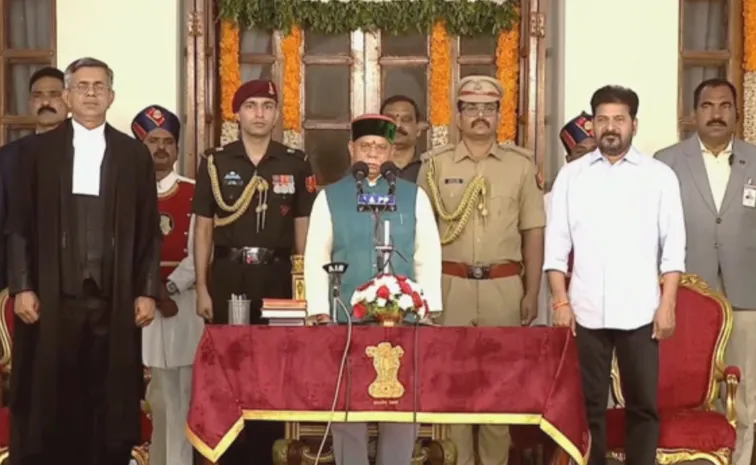 తెలంగాణ గవర్నర్‌గా శివ్‌ ప్రతాప్‌ శుక్లా ప్రమాణ స్వీకారం