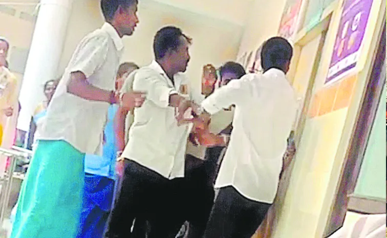 సీహెచ్‌సీలో సోమిరెడ్డి అనుచరుల వీరంగం