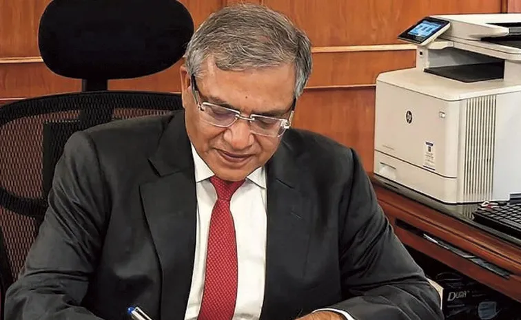 సీఈసీని తొలగించాలంటూ నోటీసు