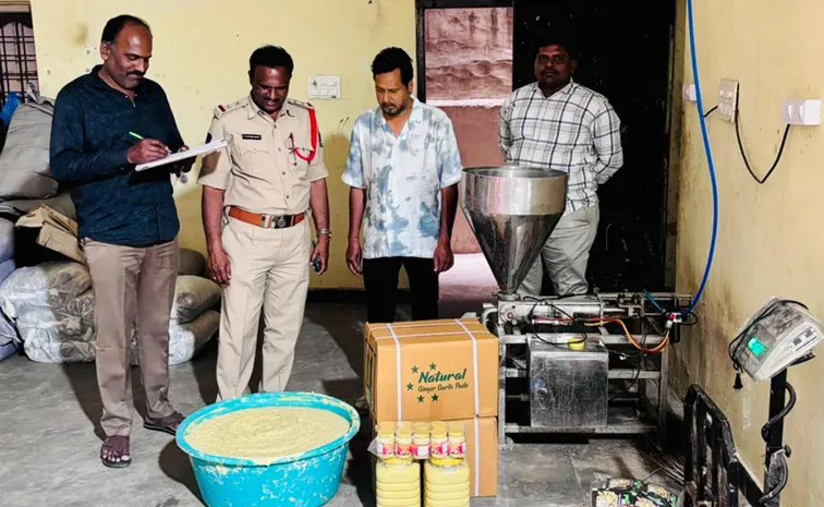 కల్తీ అల్లం- వెల్లుల్లి పేస్టు తయారీ కేంద్రాలపై పోలీసుల దాడులు