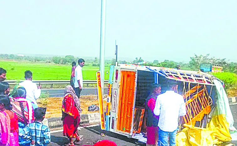 టైరు పేలి పెళ్లి వాహనం పల్టీ