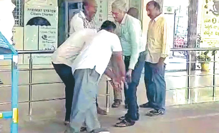 కాళ్లు మొక్కుతాం సార్‌.. జీతాలివ్వండి  