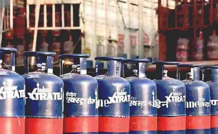 LPG cylinder అదను చూసి చార్జీలు బాదుడు