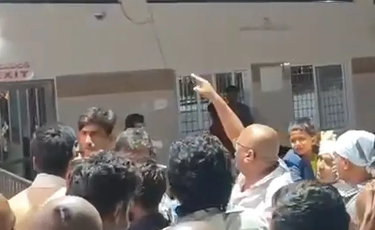 తిరుమలలో భక్తుల ఆందోళన 