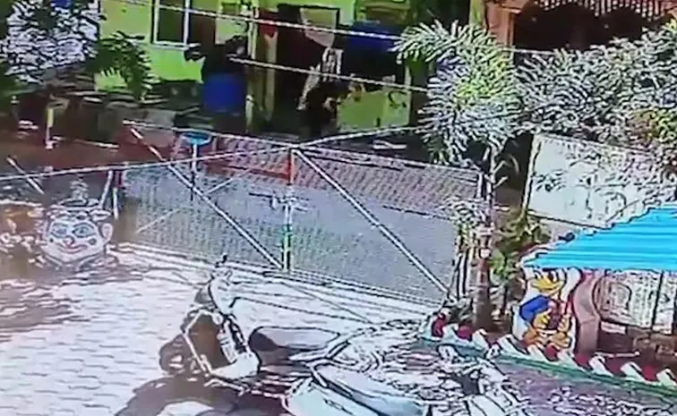 అంతులేని ప్రేమతో.. మహిళ లోదుస్తులు చోరీ!