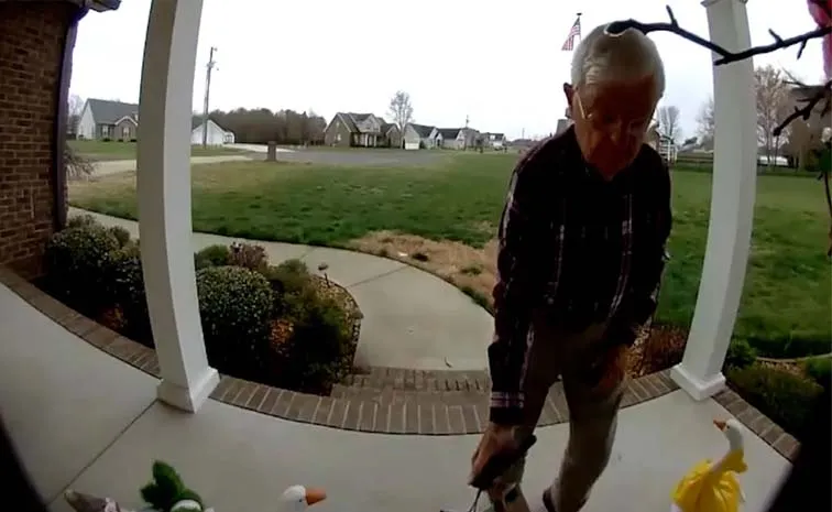 డెలివరీ బాయ్‌గా 78 ఏళ్ల వ్యక్తి..!