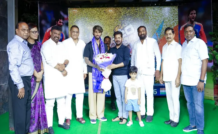 సీఎం రేవంత్ రెడ్డిని కలిసిన తిలక్ వర్మ