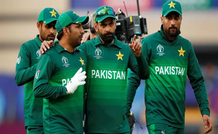 రిటైర్మెంట్‌ ప్రకటించిన పాకిస్తాన్‌ స్టార్‌ క్రికెటర్‌