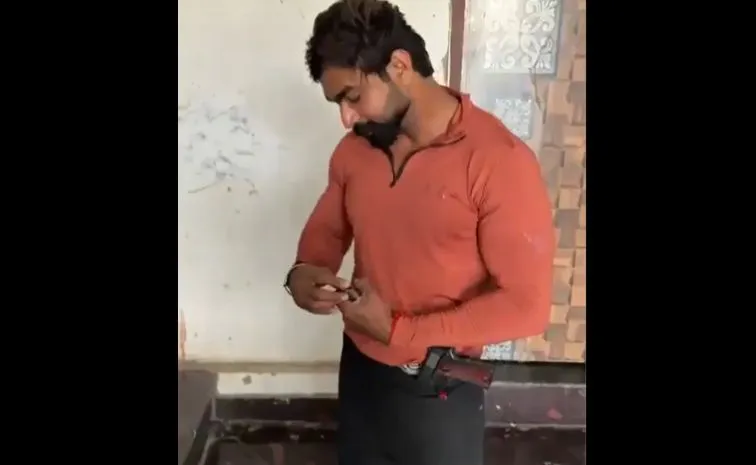 హీరోలా తుపాకీ పట్టుకుని పోజులు.. చివరకు..