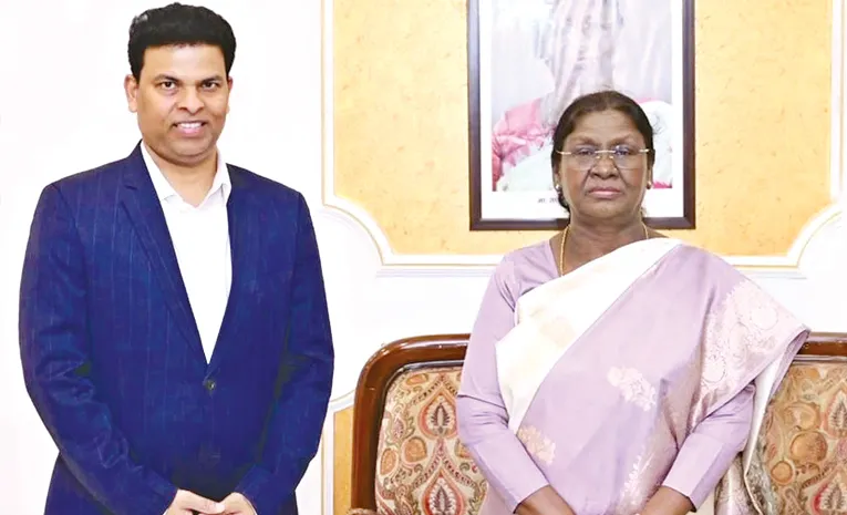 రాష్ట్రపతి ద్రౌపది ముర్ముతో ప్రముఖ సర్జన్ డా. ప్రదీప్ కుమార్ సేథి భేటీ