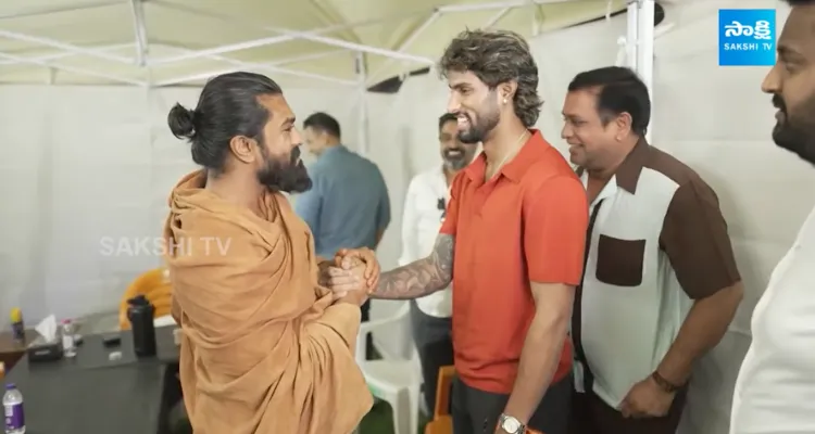 తిలక్ వర్మకు పెద్ది బ్యాట్ గిఫ్ట్ V ఇచ్చిన రామ్ చరణ్