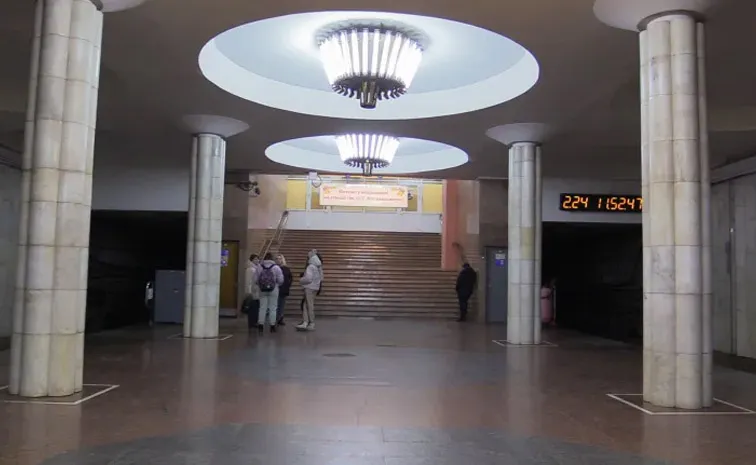  బాంబుల మోత.. భయం లేకుండా విద్యార్థులకు పాఠాలు ఇలా..