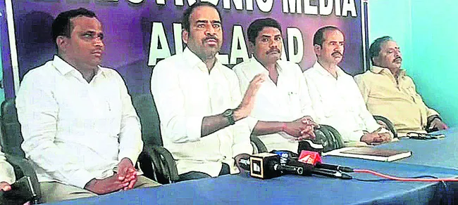 పీఆర్సీ అమలుకు ప్రభుత్వంపై ఒత్తిడి తెస్తాం