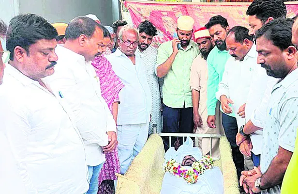 అశ్రునయనాల మధ్య అంత్యక్రియలు