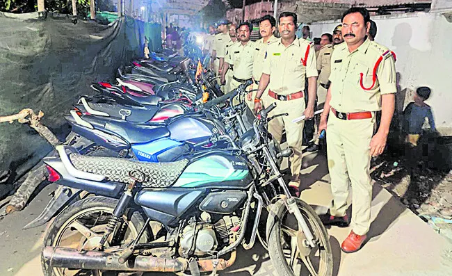 వాడరేవులో కార్డన్‌ సెర్చ్‌ 