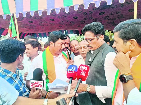 పేదలను రోడ్డుపాలు చేయడం తగదు