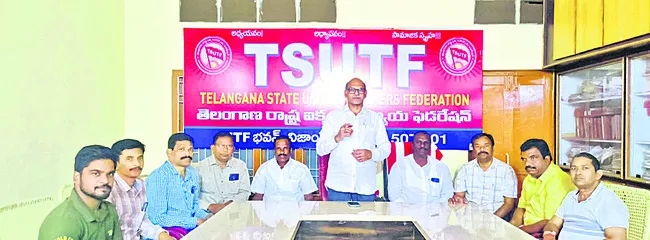 ఉపాధ్యాయ సంఘాలతో చర్చించాలి