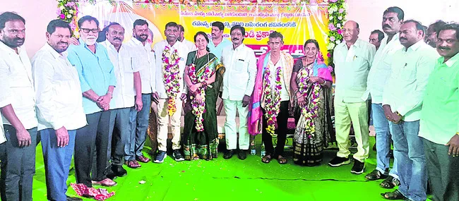 మాజీ మావోయిస్టు దంపతులకు సన్మానం