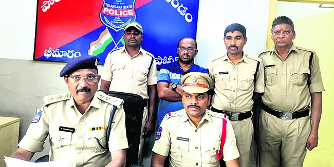 టిఫిన్‌ సెంటర్‌ యజమాని అరెస్టు