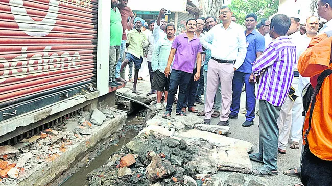 పారిశుద్ధ్య పనుల పరిశీలన 