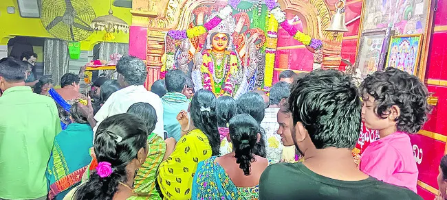 రాజమ్మ జాతరకు పోటెత్తిన భక్తులు 