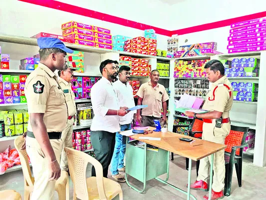 బాణాసంచా నిల్వ కేంద్రాల్లో తనిఖీలు 