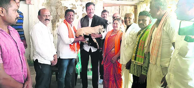 ఉడుంపూర్‌లో పర్యటించిన ఎస్టీ కమిషన్‌ సభ్యుడు
