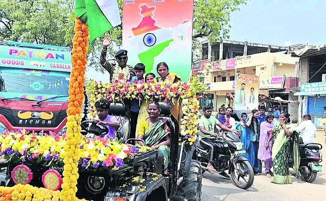 రిటైర్డ్‌ ఆర్మీ జవాన్‌కు ఘనస్వాగతం