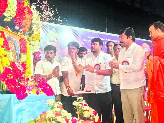 భవన నిర్మాణానికి స్థలం మంజూరు చేస్తాం 