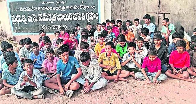 హాస్టల్‌ ఎదుట విద్యార్థుల ఆందోళన