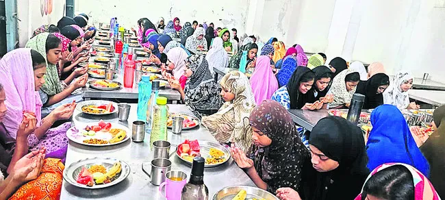 మైనార్టీ గురుకులాల్లో ఉపవాస దీక్షలు